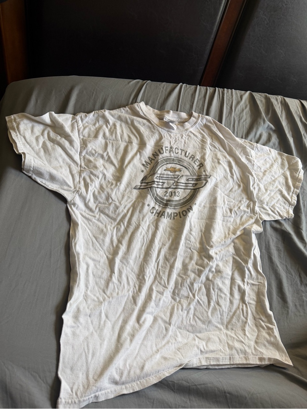 Mens Gildan White Graphic Short Sleeve Tee with Faded Logo size medium